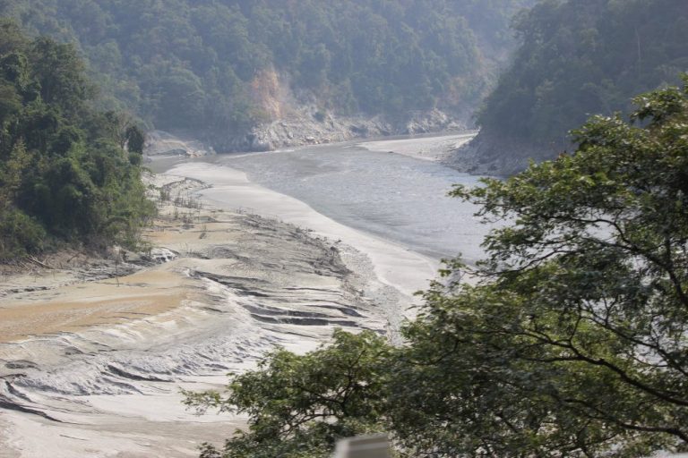 Estudios muestran que los glaciares en India están perdiendo hielo de forma permanente, no solo debido al aumento de la temperatura, sino también al incremento de lluvias y a la sedimentación en los ríos alimentados por los glaciares del Himalaya. Foto: Manipadma Jena/IPS