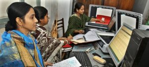 Trabajadoras de una plataforma digital en Bangladesh. Esta nueva modalidad de negocios genera ganancias superiores a 50 000 millones de dólares anuales a 777 empresas, pero miles de trabajadores carecen de protección social o derecho a negociaciones colectivas, según la OIT. Foto a2i/ONU