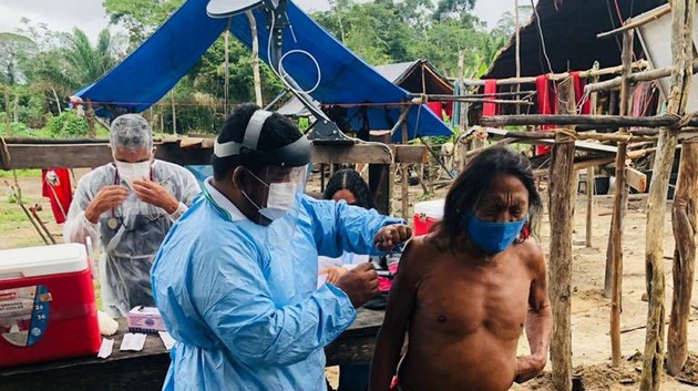 Un indígena es inmunizado en la aldea Mukuru, en el estado de Amapá, en el extremo noreste de Brasil, frontera con Guayana Francesa. Los indígenas están en el primer grupo de vacunados, como los médicos y enfermeras mayores de 60 años, debido a su vulnerabilidad a la covid. Foto: DefesaGovBr-Fotos Públicas