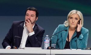 Matteo Salvini, secretario federal del partido ultraderechista italiano Liga, y Marine le Pen, presidenta del partido ultraderechista francés Agrupación Nacional, en una reunión del grupo Europa de las Naciones y de las Libertades, en Milán en 2016. Marco Aprile /Shutterstock