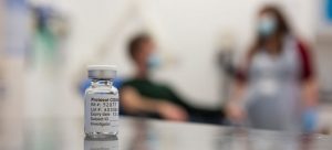 Un vial de una de las vacunas contra la covid. Foto:John Cairns / Universidad e Oxford