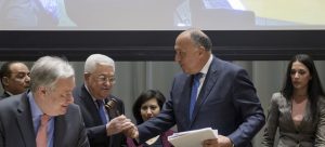 El presidente del Estado palestino, Mahmoud Abbas, recibe en enero de 2019 el traspaso de la presidencia pro témpore y anual del G77, en un acto de histórico simbolismo en la sede de la ONU en Nueva York, en que participó (I) el secretario general de las Naciones Unidas, António Guterres. Foto: Manuel Elias/ONU