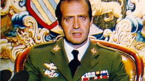 El rey Juan Carlos en una captura fotográfica de su discurso por televisión en las primeras horas del 24 de febrero de 1981, que logró hacer llegar a Televisión Española, ocupada por militares, y los responsables informativos transmitir. Su firme defensa de la Constitución y su orden a los militares de poner fin al alzamiento, reafirmó la monarquía parlamentaria como sistema democrático en España. Foto: RTVE