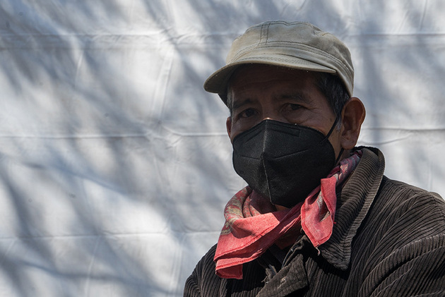 Felix Velasco acudió al Centro de Salud para apartarle lugar a su esposa. Él se vacuna el miércoles 17. Foto: Isabel Briseño/Pie de Página