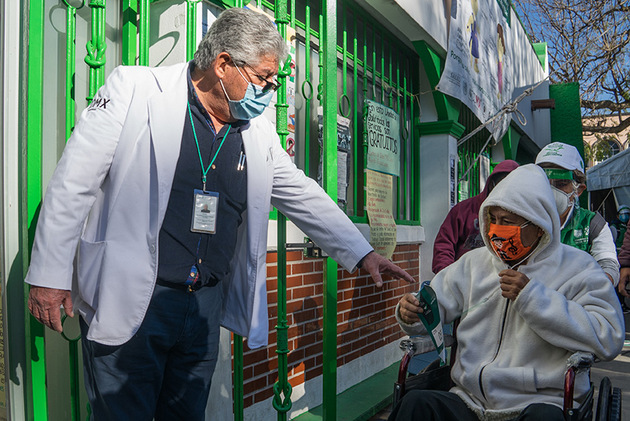 El director del Centro de Salud ubicado en el pueblo de San Pedro Atocpan Milpa Alta, José Marcos Bojorquez indicó: “esto es un logro muy fuerte porque vamos a disminuir las muertes y la saturación hospitalaria”. Foto: Isabel Briseño/Pie de Página