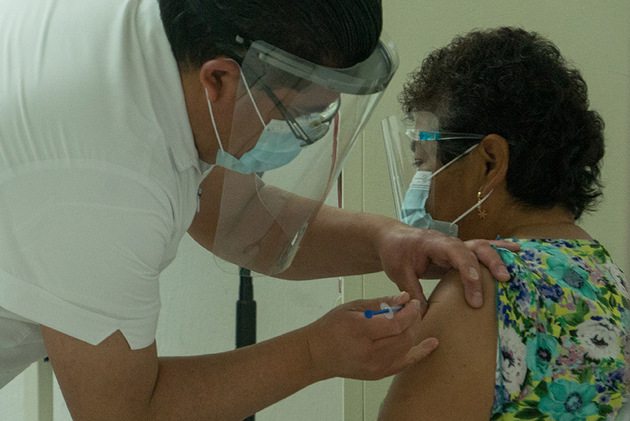 “Sin dolor”, así salían las personas después de recibir una de las dosis de AstraZeneca llegadas el pasado 14 de febrero desde la India a Ciudad de México. Foto: Isabel Briseño/Pie de Página