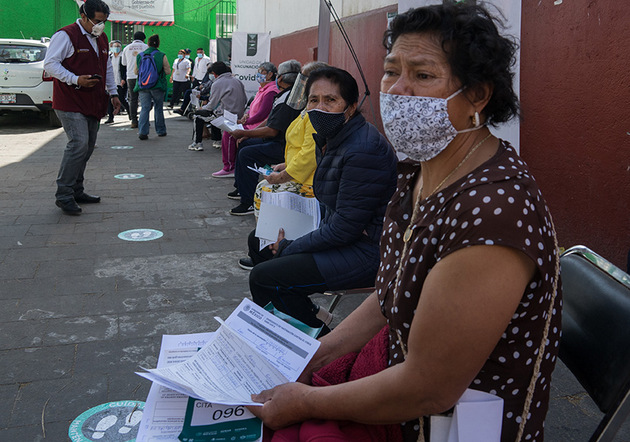 Fila de adultas y adultos mayores para recibir la vacuna. Foto: Isabel Briseño/Pie de Página