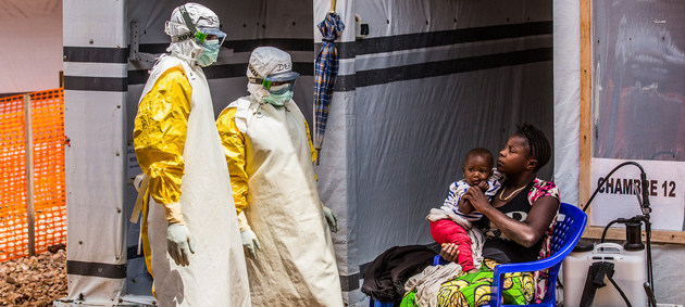 Trabajadores de la salud visitan a una mujer y su hija en el centro de tratamiento de ébola en Butembo, provincia de Kivu Norte en la República Democrática del Congo, uno de los dos países que registra el nuevo brote de la enfermedad en África. Foto: Tremeau/Unicef