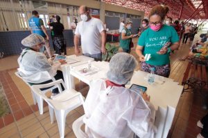 La vacunación en Manaus, capital del estado de Amazonas, es la más adelantada en Brasil, con poco más de siete por ciento da la población, mientras el promedio en Brasil es de 3,88 por ciento. Se busca así contener la pandemia en esa región con la variante del coronavirus que parece más transmisible y agresiva. Foto: Marcely Gomes /Semom-Fotos Públicas