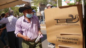 El campesino Mauro Carrillo, de 78 años, que se reconoce como bukelista, el nombre de los seguidores del presidente Nayib Bukele, tras votar en las elecciones legislativas y municipales del 28 de febrero, en un centro de votación ubicado en el Bulevar del Hipódromo, en el noroeste de la capital de El Salvador. Foto: Edgardo Ayala / IPS