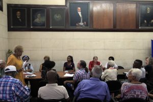 Especialistas deliberan sobre el borrador de una carta a la comisión gubernamental que implementa el Programa Nacional contra el racismo y la discriminación racial, durante el encuentro de La Red de Mujeres Cubanas Afrodescendientes en La Habana. La misiva firmada por más de 30 intelectuales solicita al presidente de Cuba, Miguel Díaz-Canel para que en esa comisión se dé participación a personas reconocidas por su lucha contra el racismo. Foto: Jorge Luis Baños/IPS