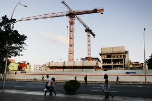 Dos grúas sobresalen en la construcción de un hotel de cinco estrellas con 42 plantas y 154 metros de altura en el barrio del Vedado, que será el más alto de su tipo en La Habana. Cuba adelanta estrategias para diversificar las ofertas turísticas, más allá de los demandados paquetes de sol y playa, mientras el gobierno exhorta a expandir otros segmentos como el de naturaleza, patrimonial y el de salud. Foto: Jorge Luis Baños/IPS