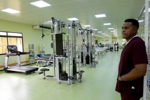 Modernos equipos empleados en las sesiones de fisioterapia para el tratamiento pacientes que reciben atención médica, en el Centro Internacional de Salud La Pradera, en La Habana. La industria turística cubana oferta programas y servicios médicos relacionados con el bienestar y la calidad de vida. Foto: Jorge Luis Baños/IPS