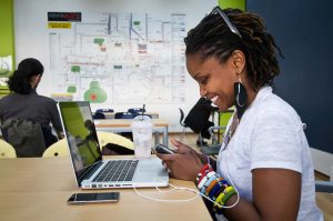 Una nueva investigación sugiere que las aptitudes digitales, al igual que las socioemocionales, se vinculan al incremento de las habilidades en el agronegocio de los jóvenes de África. Foto: CC por 2.0/ iHub