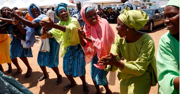 Mujeres danzan durante el lanzamiento de un programa de lucha contra la pobreza en Ghana. La economía de África, afectada por la covid-19 en 2020, crecerá este año, aunque no necesariamente se detendrá el avance de la pobreza, advierte el AfDB. Foto: BID