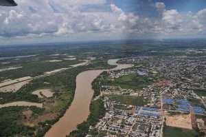 La región del río Arauca, aquí en una vista aérea junto a la capital departamental colombiana del mismo nombre, es escenario de combates entre fuerzas militares venezolanas y grupos irregulares que amenazan con escalar la tensión en la frontera, según oenegés. Foto: UNAL