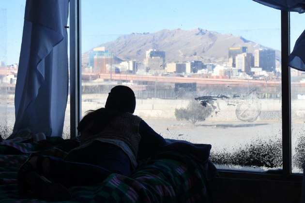 Una joven mira hacia uno de los pasos fronterizos entre México y Estados Unidos desde un albergue en Ciudad Juárez, en enero de este año. Foto: Rey Jáuregui / Pie de Página