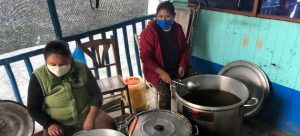 Trabajadoras en una cocina comunitaria en Perú. Las mujeres han sido fundamentales en la atención de las comunidades ante la covid, pero ese papel ha sido subestimado en las respuestas de los Estados latinoamericanos a la pandemia. Foto: Guillermo Galdós/PMA
