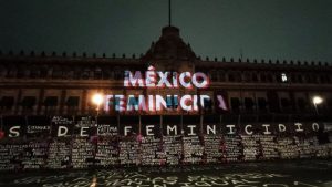 Feministas proyectaron frases como "México feminicida" y "Aborto legal ya" en la fachada del Palacio Nacional, sede del poder ejecutivo federal de México. Foto: Pie de Página