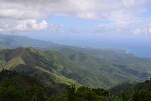 Las Montañas Azules de Jamaica y la cordillera John Crow -con el Caribe al fondo- contienen el único bosque tropical de la isla y son fuente del agua que se consume en Kingston, la capital, por lo que su conservación es fundamental. Foto: BID
