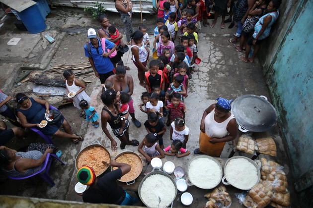 Niños y adultos hacen fila para recibir alimentos en Puerto Cabezas, Nicaragua. La pobreza aumentó en toda América Latina y el Caribe en el marco de la depresión económica causada por la pandemia covid-19, según la Cepal. Foto: Oscar Duarte/PMA