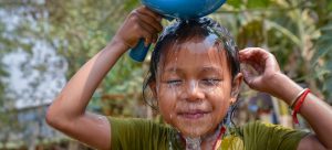 Una niña lava su cara en una instalación de agua potable recién abierta en Camboya. La Unesco destaca que en todo el mundo es un recurso infravalorado y, por esa razón, mal utilizado y desperdiciado. Foto: Fani Llaurado/Unicef