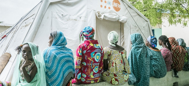 Mujeres ante un puesto de atención del Fondo de Población de las Naciones Unidas. La covid-19 dificultó el acceso a servicios de salud sexual y reproductiva para millones de mujeres en los países en desarrollo, lo que se tradujo en embarazos no deseados. Foto: Olivier Girard/UNFPA