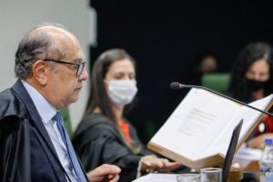 El juez Gilmar Mendes, del Supremo Tribunal Federal, mientras detallaba las actuaciones del entonces juez Sergio Moro que demuestran su “inaceptable parcialidad” al procesar al expresidente Luiz Inácio da Silva. El dictamen está a la espera de que un magistrado se pronuncie, luego de que dos avalaron la ponencia y otros dos no, pero se da por hecho que votará contra Moro. Foto: Fellipe Sampaio /SCO/STF-Fotos Públicas