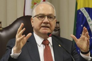El juez Edson Fachin, defensor de la operación Lava Jato anticorrupción en Brasil, anuló las condenas penales contra el expresidente Luiz Inácio Lula da Silva, para tratar de salvar las actuaciones de esa operación, pero está cada día em mayor minoria em el máximo tribunal del país. Foto: Rovena Rosa/Agência Brasil