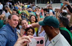 El presidente Jair Bolsonaro casi nunca usa mascarillas en actos y locales públicos, incluso donde es una obligación legal. El 26 de febrero reunió una multitud para firmar órdenes para obras en carreteras del estado de Ceará, en el noreste de Brasil. Foto: José Dias/PR-Fotos Públicas