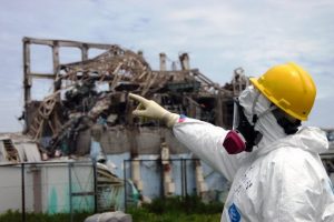 Un investigador de la Agencia de la Energía Atómica señala el Reactor 3 en la planta de Fukushima Daiichi, en Japón, el 27 de mayo de 2011. Foto: Greg Webb, IAEA/Flickr- CC BY-SA