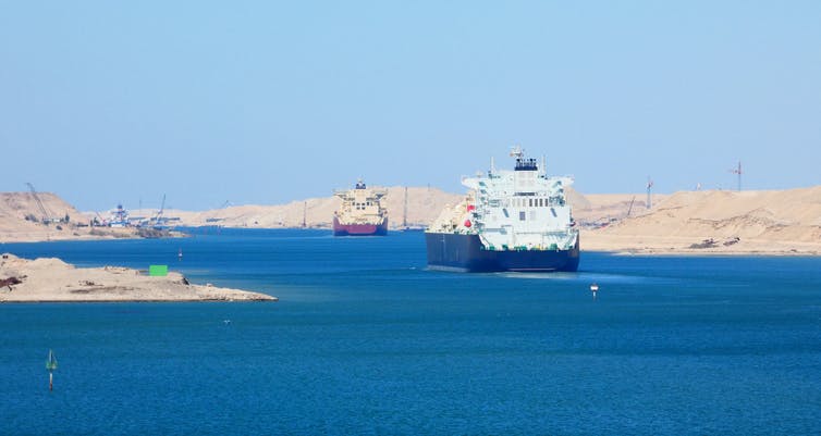 Tráfico marítimo en el Canal de Suez. Foto: Alvaro Ardisana / Shutterstock