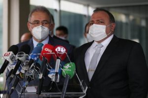 El cesado ministro de Salud, el general Eduardo Pazuello (D), y su sucesor, el cardiólogo Marcelo Queiroga, anuncian en rueda de prensa el 16 de marzo que habrá continuidad en las políticas sobre la covid dictadas por el presidente Jair Bolsonaro. Una decepción para quienes esperaban medidas para contener la pandemia que ya causó la muerte de más de 285 000 personas, y para acelerar la vacunación de la población. Foto: Fábio Rodrigues Pozzebom/Agência Brasil