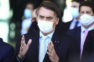 El presidente Jair Bolsonaro, en una imagen novedosa por llevar puesta la mascarilla, que pasó a usar solo en los últimos días, durante su intervención, tras la reunión de los legisladores, empresarios, ministros y gobernadores de estados, en la que se creó un comité de gestión de la crisis sanitaria, para intentar contener las muertes de la pandemia de covid, que ya superan las 300 000. Foto: Marcelo Camargo/Agência Brasil-Fotos Públicas