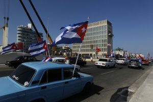 Una caravana contra el embargo de Estados Unidos a Cuba, convocada por la Unión de Jóvenes Comunistas de Cuba, recorre las inmediaciones de la sede de la embajada de Washington en La Habana, coincidiendo con las jornadas mundiales de solidaridad con el país insular. Foto: Jorge Luis Baños/IPS