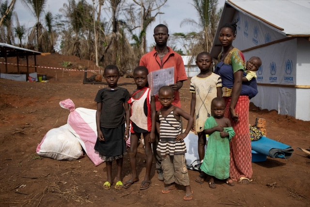 La familia de Fidele (35) y Brigitte (28), parte de los cientos de miles de desplazados por los conflictos en la República Centroafricana, se prepara para su traslado a un centro de refugio alejado de la frontera. Foto: Hélène Caux/Acnur