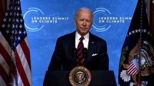 El presidente estadounidense Joe Biden reunió de forma virtual a más de 40 líderes mundiales, gobernantes y responsables de organizaciones, para acelerar la búsqueda de alternativas ante el calentamiento global y anunció algunas de las nuevas contribuciones de su país en esa dirección. Imagen: captura de pantalla de TV
