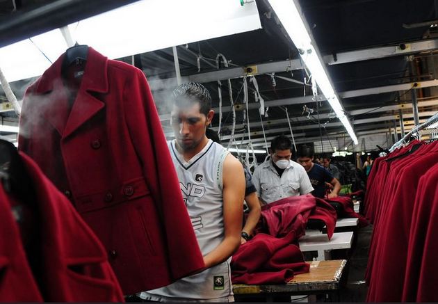 Trabajadores en una fábrica de vestidos en Chimaltenango, al oeste de la ciudad de Guatemala. Millones de empleos se perdieron en América Latina y el Caribe y hay el riesgo de que una recuperación de la economía se sostenga sobre el trabajo informal en perjuicio del empleo formal. Foto: BM