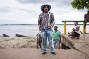 Un pescador pasea por el río Orinoco en Puerto Carreño, Colombia. 2018. Foto: Bram Ebus/ InfoAmazonia