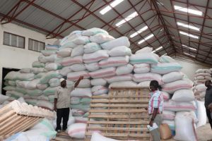 Productos agrícolas en el almacén de Igodikafu, en la aldea de Mbuyuni, en el centro de Tanzania. Con base en los recibos de las cosechas entregadas a esta instalación, la Sociedad Cooperativa de Ahorro y Crédito de Mahanje puede otorgar a los agricultores préstamos personales y específicos, por la mitad de su producción. Foto: Isaiah Esipi / IPS