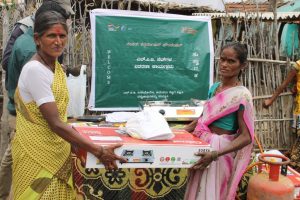 Dos mujeres reciben una estufa y un cilindro de GLP en el Santuario de Vida Silvestre de las Colinas Malai Mahadeshwara, en el sureste de India. Fue un cambio notable hacia la sostenibilidad de miles de residentes en pequeñas comunidades de esos bosques, que abandonaron cocinar con leña y pasaron a usar un combustible más limpio, dentro de un proyecto encabezado por la india Fundación para la Conservación de la Naturaleza y la IUCN. Foto: Cortesía de Sanjay Gubbi/ NCF