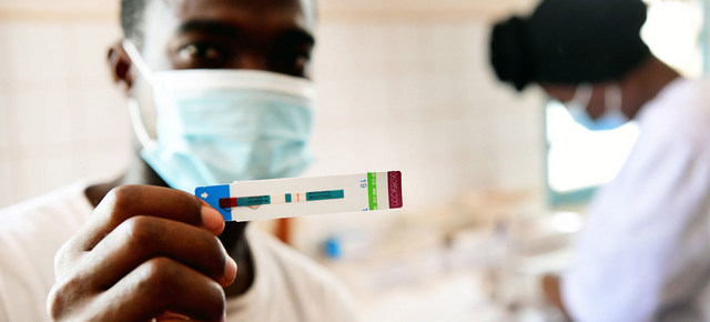Una prueba de VIH/sida se practica en un centro de salud de Costa de Marfil. La cooperación internacional es necesaria para reunir 29 000 millones de dólares requeridos antes de 2015 para las campañas contra la enfermedad en los países de ingresos bajos y medios. Foto: Frank Dejongh/Unicef