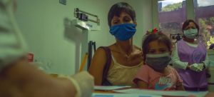 Una madre lleva a su hija a consulta en un centro de Venezuela. La OMS señala que, entre la escasez de recursos y el peso de la covid 19, servicios esenciales de salud sufren interrupciones en 90 por ciento de los países. Foto: Alejandra Pocaterra/Unicef
