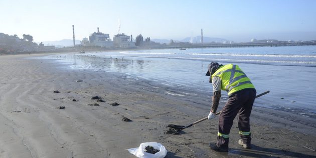 Un grupo de limpieza convocado por AES Gener, dueña de las termoeléctricas a carbón que funcionan en Quintero y Puchuncaví, limpia regularmente el carbón de la playa. Foto: Saúl Mansilla