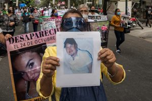 Con mantas y pancartas con fotos de sus familiares desaparecidos caminaron por las calles de la colonia del Valle personas de 14 estados para entregar un pliego petitorio a las autoridades de la CEAV. Foto: Isabel Briseño /Pie de Página