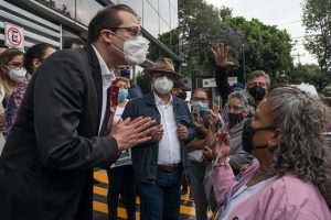 Afuera de las instalaciones de la Comisión Ejecutiva de Atención a Víctimas debaten respecto a los nuevos lineamientos directores generales de las áreas de dicha comisión, entre ellos el director general de vinculación Eric Martín y familiares de las víctimas. Foto: Isabel Briseño /Pie de Página