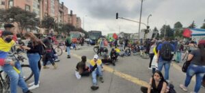 Manifestación antigubernamental en una calle de Bogotá. Las protestas se producen desde hace 17 días y relatores de la ONU y la OEA piden al gobierno colombiano una investigación exhaustiva e independiente sobre la muerte de decenas de manifestantes y otras violaciones de los derechos humanos. Foto: Jeimmy Celemín/ONU