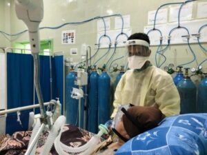 Una mejor distribución de las vacunas contra el coronavirus contribuiría a disminuir la miles de muertes que se registran cada día a causa de la pandemia, subrayan responsables del sistema de Naciones Unidas. Foto: Athmar Mohammed/MSF