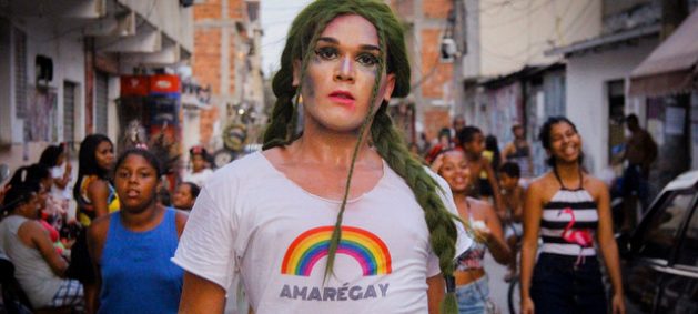 Activistas contra la homofobia y otras formas de discriminación en la favela brasileña de Maré, Río de Janeiro, Hay un juego de palabras en la camiseta para significar que el amor y Maré son gais. Foto: Matheus Affonso/ONU