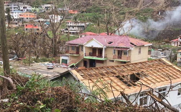 Destrozos visibles en un barrio de Wallhouse, en Dominica, tras el paso del huracán María, que azotó la isla con categoría 5 en 2017. En la Semana del Clima de América Latina y el Caribe, se promueve la consolidación de una posición reforzada y unificada de la región, para promover una mayor ambición y acción climática en la COP26, la cumbre climática de noviembre. Foto: Alison Kentish / IPS